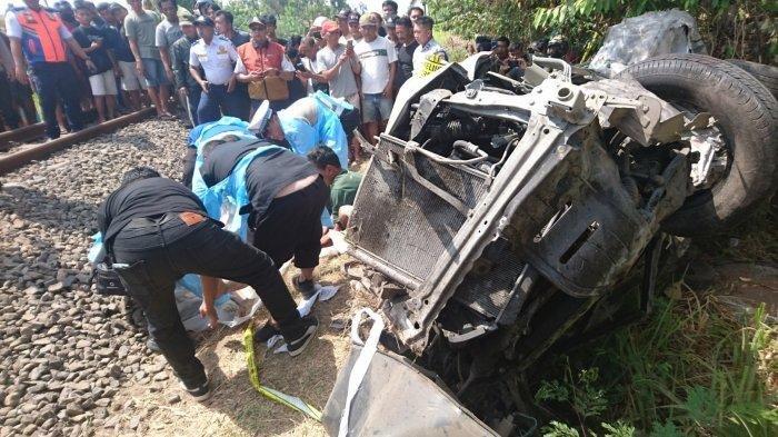 Sebuah minibus jenis Toyota Avanza tertabrak kereta api di perlintasan belakang SPBU Plosokandang, Kecamatan Kedungwaru, Selasa (6/8/2024) sekitar pukul 10.30 WIB.