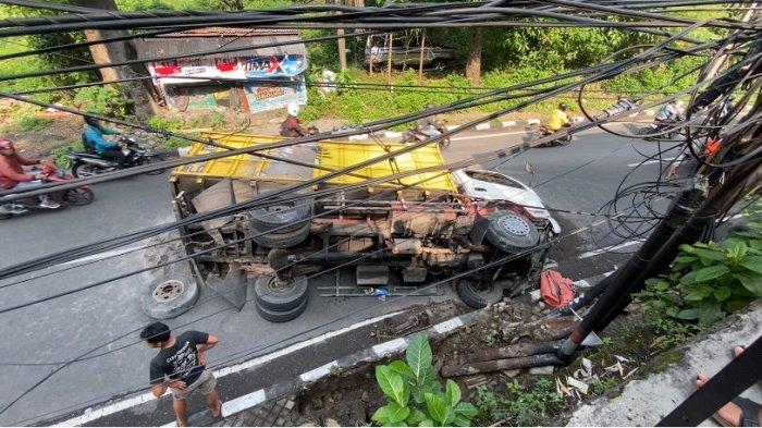 Sebuah truk pasir terguling di turunan Jalan Gombel Lama, Tinjomoyo, Banyumanik, Kota Semarang, Sabtu (29/6/2024) pagi.