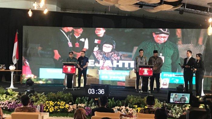 Paslon 01 Nuruddin Amin-Mochammad Iqbal maupun 02 Witiarso Utomo-Muhammad Ibnu Hajar saat mengikuti debat publik ketiga Pilkada Jepara 2024 di Eat And Meet Jepara, Minggu (17/11/2024).