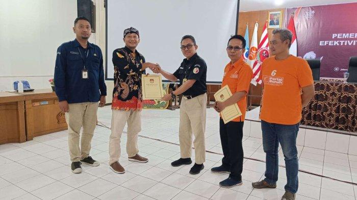 Sejumlah 18 Parpol mendatangi Kantor KPU Provinsi Jawa Tengah guna menyerahkan dokumen pencermatan DCT dan seluruhnya dinyatakan lengkap dan diterima.