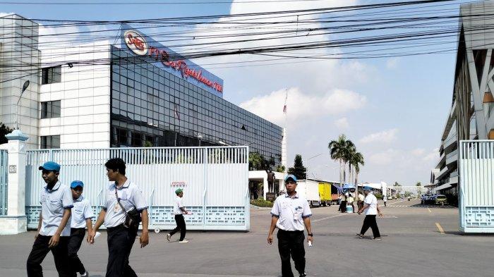 Sejumlah Eks Karyawan Sritex saat keluar dari gerbang pabrik beberapa waktu lalu. Mengacu pada laporan keuangan per 30 Juni 2024, total utang bank jangka pendek dan jangka panjang Sritex mencapai US$ 828,09 juta. Angka ini mencakup sekitar 51,8 persen dari total liabilitas perusahaan yang secara keseluruhan tercatat sebesar US$ 1,59 miliar.