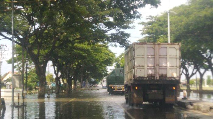 Sejumlah kendaraan mulai melintasi Jalan Pantura Kudus - Demak meski masih ada genangan banjir di beberaoa ruas jalan, Minggu (18/2/2024).