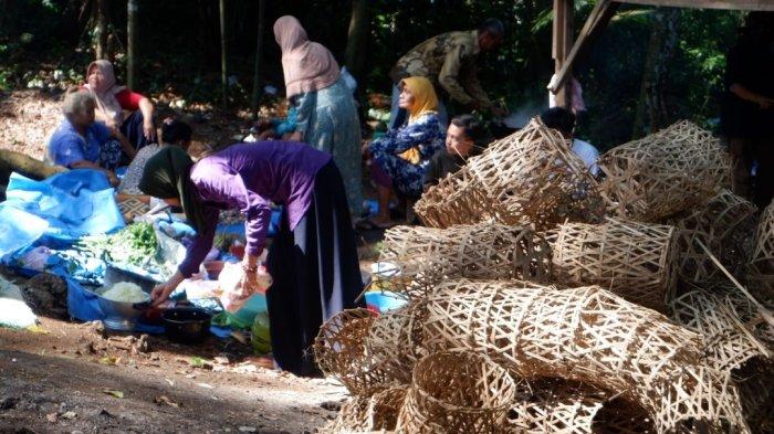 Tradisi Unik Desa Banjaran Pakai Kereneng Bambu untuk Wadah 'Panganan