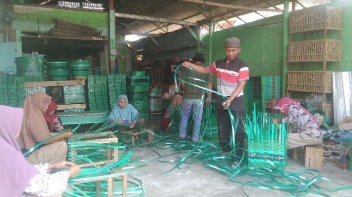 Sejumlah warga desa Rawajaya, Cilacap saat membuat kerajinan keranjang anyaman dari limbah plastik di rumah Mukhlasin.