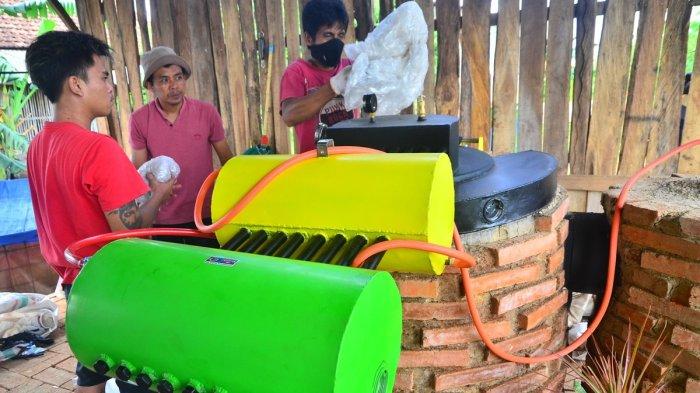 Sejumlah warga yang tergabung dalam Karangtaruna Bahurekso di Desa Sidorekso, Kecamatan Kaliwungu, Kabupaten Kudus mendaur ulang sampah plastik menjadi BBM dengan menggunakan mesin pirolisis, baru-baru ini.