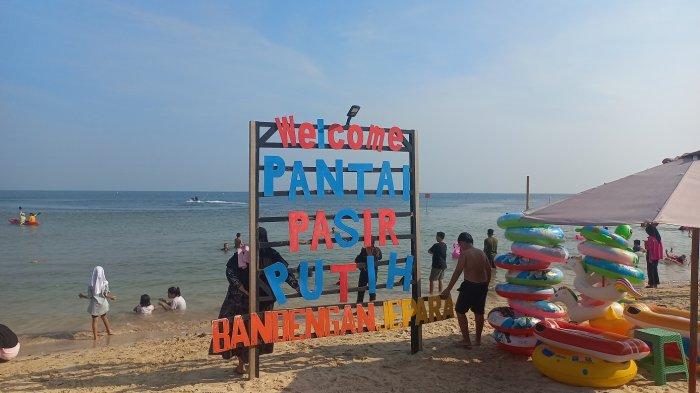 Sejumlah wisatawan di Pantai Pasir Putih Desa Bandengan, Kecamatan Jepara, Minggu (4/6/2023).