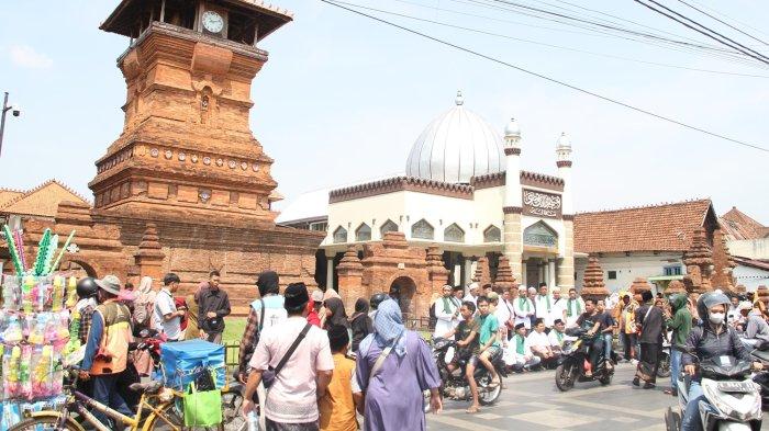 Kompleks Menara Kudus. Pintu gerbang bagian depan kompleks ini dipercaya terpasang Rajah Kalacakra yang dipasang SUnan Kudus.