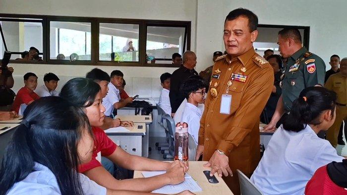 BERCENGKRAMA - Gubernur Jawa Tengah Ahmad Luthfi berbincang dengan sejumlah siswa di Sekolah Keterbakatan Olahraga Jateng di kawasan Stadion Jatidiri, Semarang, Senin (19/5/2025).