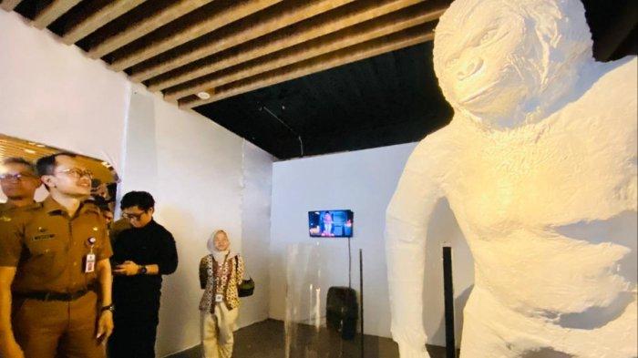 Sekretaris Daerah (Sekda) Kabupaten Tegal Amir Makhmud, sedang melihat Replika Gigantopithecus atau Primata Raksasa yang Fosil nya ditemukan di Desa Semedo, Kecamatan Kedungbanteng, Kabupaten Tegal pada tahun 2014 lalu. Adapun kegiatan tersebut dilakukan setelah Sekda membuka Pameran Temporer Wanara Seba, berlokasi di Trasa Co-Working Space, pada Senin (7/10/2024).
