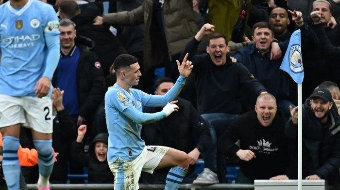 Winger Manchester City, Phil Foden, berselebrasi ala penembak jitu seusai menjebol gawang Manchester United, Minggu (3/3/2024) malam.