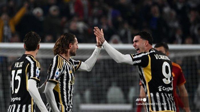 Gelandang Juventus Adrien Rabiot (kedua kiri) merayakan bersama penyerang Juventus Dusan Vlahovic (kanan) setelah mencetak gol dalam pertandingan sepak bola Serie A Italia antara Juventus dan AS Roma di Stadion Allianz di Turin, pada 30 Desember 2023.
