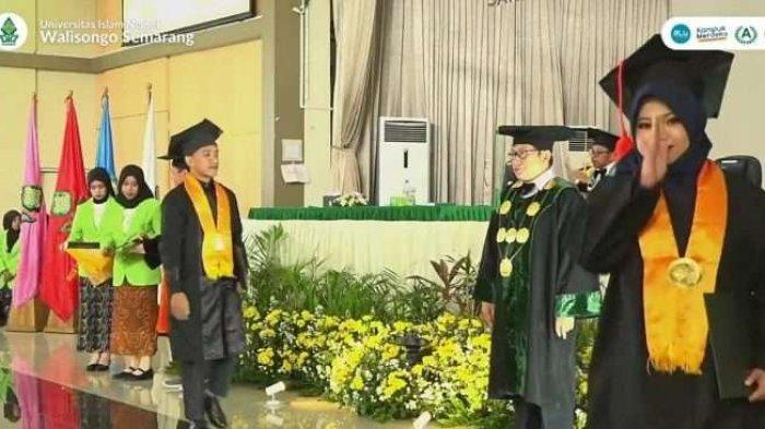 Selebrasi Wisudawan dengan bahasa Isyarat