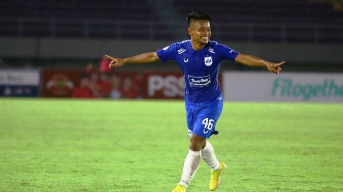 Selebrasi bek kanan PSIS Semarang Fredyan Wahyu Sugiantoro usai cetak gol dalam laga melawan Madura United pada laga lanjutan BRI Liga 1 2022/2023 di Stadion Manahan Solo, Senin (5/12/2022)