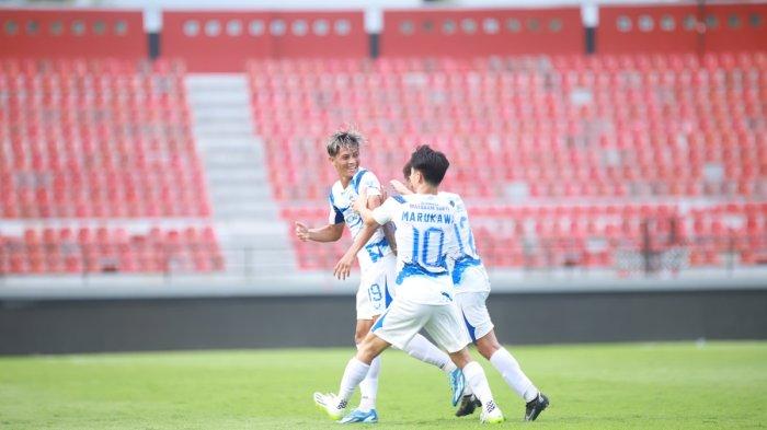 Selebrasi pemain PSIS Semarang Alfeandra Dewangga usai mencetak gol ke gawang Arema FC dalam laga lanjutan BRI Liga 1 2023/2024 pekan ke-24 di Stadion Kapten I Wayan Dipta Gianyar, Senin (5/2/2024).
 
