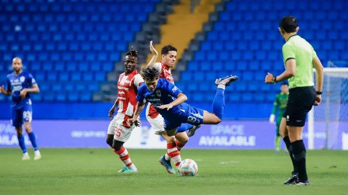Duel pemain PSIS Semarang Alfeandra Dewangga dengan pemain Persis Solo Alexis Messidoro dalam laga pekan ke-29 BRI Liga 1 2023/2024 di Stadion Batakan Balikpapan, Minggu (17/3/2024). Pertandingan berakhir 0-2 untuk kemenangan Persis Solo lewat brace Moussa Sidibe.
