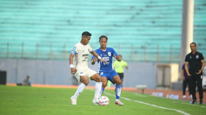 Duel pemain PSIS Semarang Haykal Alhafiz dengan pemain Persita Tangerang Muhammad Toha pada laga pekan pertama BRI Liga 1 2024/2025 di Stadion Moch Soebroto Magelang, Minggu (11/8/2024)