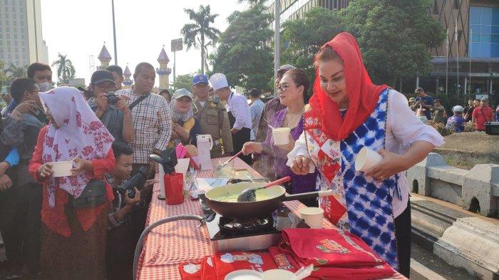 Wali Kota Semarang Mbak Ita menunjukkan kepiawaiannya memasak nasi goreng beberapa waktu lalu.