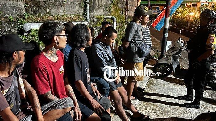 Sembilan pemuda diamankan Tim Sparta Sat Samapta Polresta Solo di sebuah warung angkringan di kawasan belakang kelurahan Joglo Kecamatan Banjarsari kota Solo, Minggu (21/4/2024) malam.