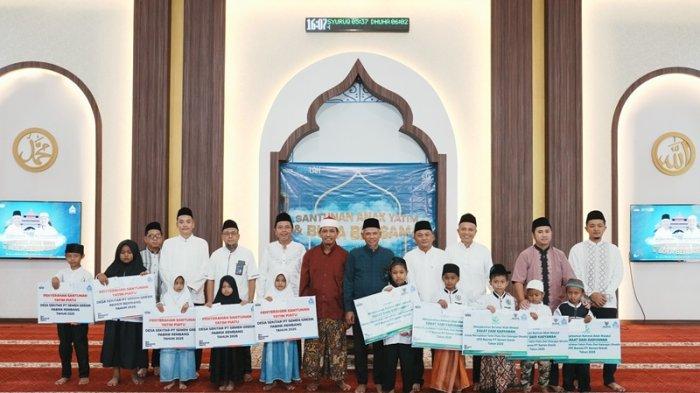 Jajaran Manajemen PT Semen Gresik beserta Ustadz DR.KH.Sholahuddin Fatawi memberikan santunan secara simbolis kepada 100 anak yatim piatu yang bertempat di Masjid Al-Hikam Pabrik Rembang, Selasa (4/3).