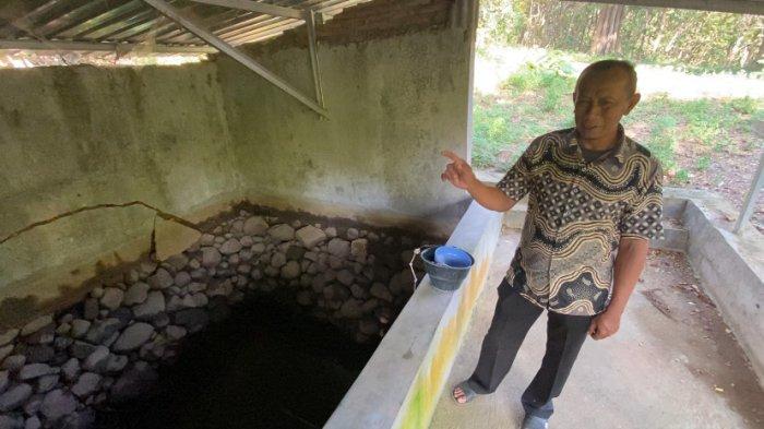 Kepala Desa Kawengen, Marjani menunjukkan sendang kuno di desa yang dipimpinnya, Senin (15/7/2024). Sendang itu satu di antara peninggalan sejarah yang dipercaya menjadi asal-usul munculnya peradaban di desa tersebut.