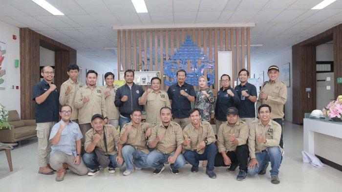 Senior Manager Communication & CSR PT Semen Gresik, Dharma Sunyata, beserta tim PT Semen Gresik berfoto bersama dengang para jurnalis IJTI di Pabrik Rembang (9/8).