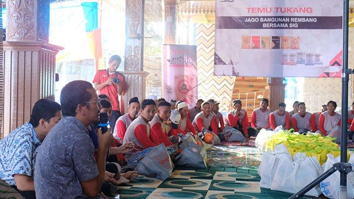 Senior Manager of Communication & CSR PT Semen Gresik, Dharma Sunyata, memberikan penguatan pada agenda kegiatan temu pelanggan dan bimbingan teknis di Kecamatan Sulang Rembang (26/3).