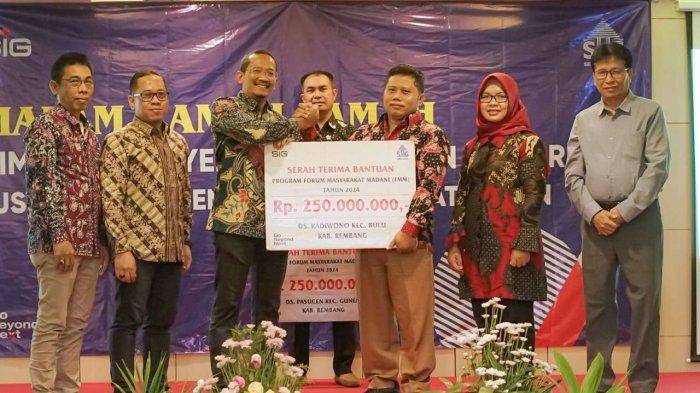 Senior Manager of Communication and CSR PT Semen Gresik, Dharma Sunyata, memberikan bantuan secara simbolis kepada kepala desa Kadiwono, Ahmad Ridwan, dalam agenda musyawarah bersama Forum Masyarakat Madani (FMM) periode tahun 2024.