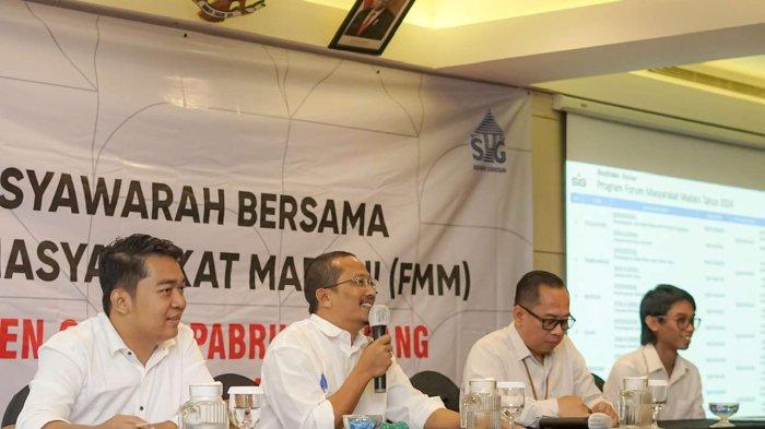 Senior Manager of Communication and CSR PT Semen Gresik, Dharma Sunyata, memberikan sambutan dalam agenda musyawarah bersama Program Forum Masyarakat Madani (FMM) periode tahun 2024 pada (18/10).