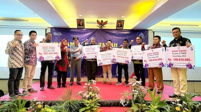 Senior Manager of Communication and CSR PT Semen Gresik, Dharma Sunyata (ketiga dari kiri), Kepala Biro Infrastruktur & SDA Provinsi Jawa Tengah, Eni Lestari (keempat dari kiri), Sekretaris Daerah Kabupaten Rembang, Fahrudin (kelima dari kiri), memberikan secara simbolis dividen PT SMOR yang merupakan anak usaha PT Semen Gresik dalam agenda musyawarah bersama Forum Masyarakat Madani (FMM) periode tahun 2024.