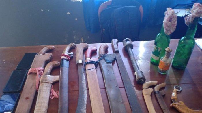 Senjata tajam dan bom molotov diamankan dari massa demo di KPU Sinjai. (tribun timur)
