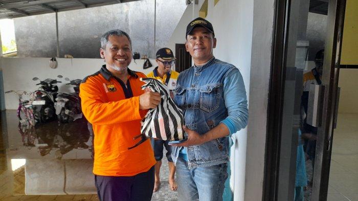 Ketua Senkom Jateng Ir H Guntur Ivanto memberikan secara simbolis kepada korban banjir di Kabupaten Kudus sejak hari Minggu, 17 Maret 2024