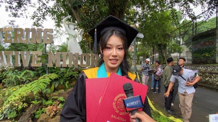 BAWA DUA IJAZAH - Seorang mahasiswi, Vannesa Lovina Setiawan mendapatkan gelar ganda atau double degree saat Upacara Wisuda Periode I Tahun 2025 UKSW di Balairung Universitas, UKSW, Kota Salatiga, Kamis (23/1/2025). Dia membawa pulang dua ijazah sekaligus.