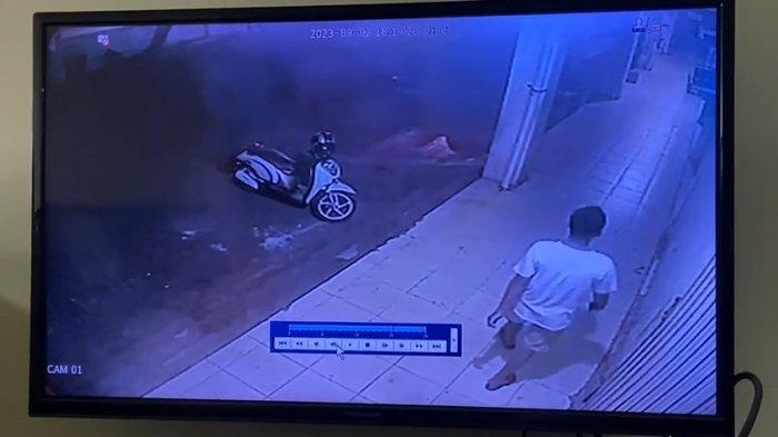 Seorang pelaku tertangkap CCTV diduga sedang mengamati situasi di area Pasar Batang.