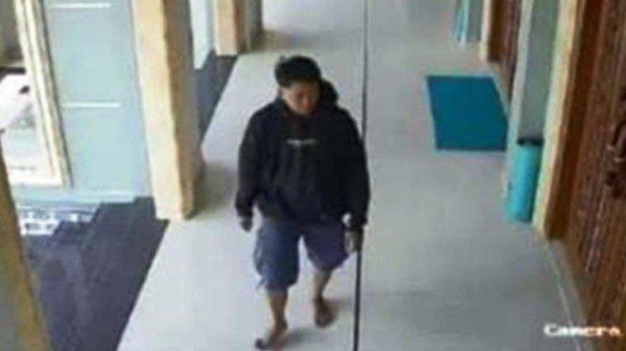 Seorang pemuda terekam CCTV melecehkan wanita sedang salat di Masjid di Bojonegoro, Selasa (20/8/2024) siang  