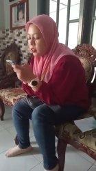 Seorang perempuan mendatangi salah satu rumah warga dan mengenakan tanda pengenal (id card) bertuliskan 'Tim Checlist Officer' yang terdapat logo KPU meminta data pribadi KK untuk melakukan pendataan.