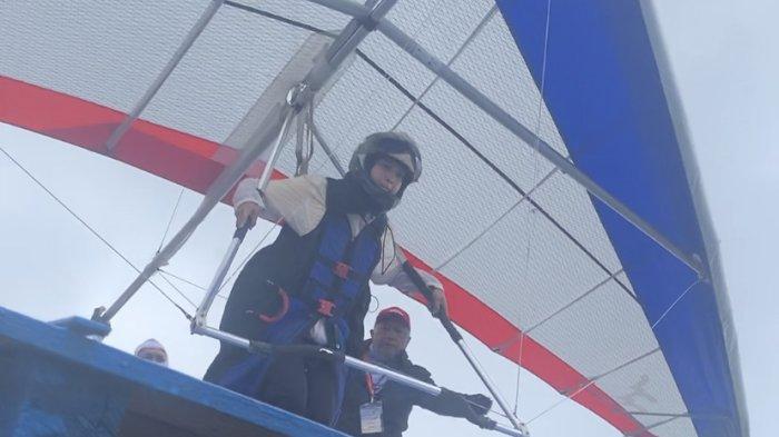 LEPAS LANDAS - Seorang pilot gantole, Yuana Putri Kurnia Ramadhani (18) tengah lepas landas bersiap terbang dari puncak Gunung Telomoyo, Kabupaten Semarang dalam Piala Telomoyo VII 2023, Sabtu (23/9/2023). Dia merupakan satu-satunya atlet layang gantung perempuan dalam kompetisi tersebut.