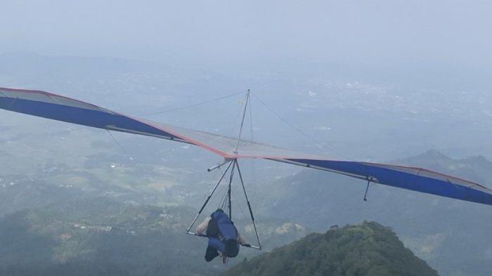 TERBANG -  Seorang pilot gantole, Yuana Putri Kurnia Ramadhani (18) terbang dari puncak Gunung Telomoyo, Kabupaten Semarang dalam Piala Telomoyo VII 2023, Sabtu (23/9/2023). Dia merupakan satu-satunya atlet layang gantung perempuan dalam kompetisi tersebut.