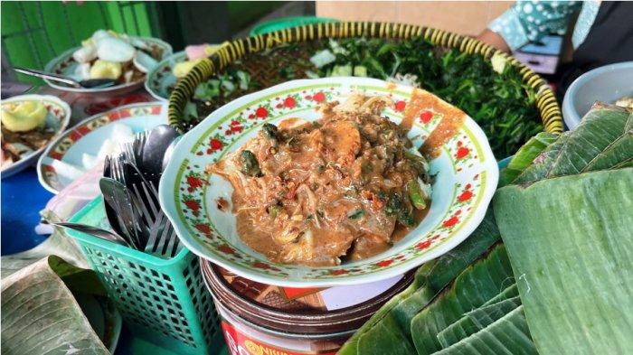Tampilan seporsi lotek di warung legendaris Mbah Jami Wonosobo.