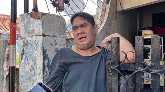 Warga Matraman, Jakarta Timur, bernama Setiawan Budidarma (62), yang identitasnya dicatut dalam STNK mobil Gran Max bernomor polisi B 1635 BKT asal Jakarta yang hangus terbakar dalam kecelakaan maut di Tol Cikampek Km 58, Karawang, Jawa Barat, Senin (8/4/2024).