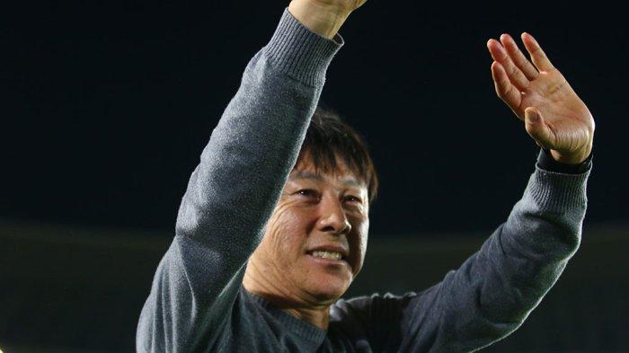 Lambaikan Tangan: Pelatih Timnas Indonesia U-23, Shin Tae-yong menyapa fans usai laga kontra Turkmenistan U-23 dalam laga pamungkas babak kualifikasi Grup K Piala Asia U-23 Qatar 2024 di Stadion Manahan Solo, Selasa (12/9/2023) malam