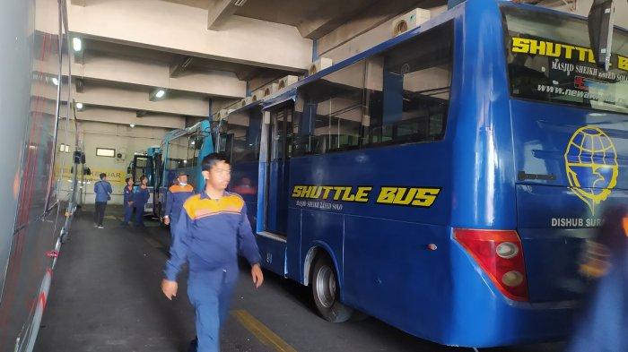 Shuttle Bus yang disediakan Dinas Perhubungan Kota Surakarta untuk pengunjung ke Masjid Raya Sheikh Zayed Solo