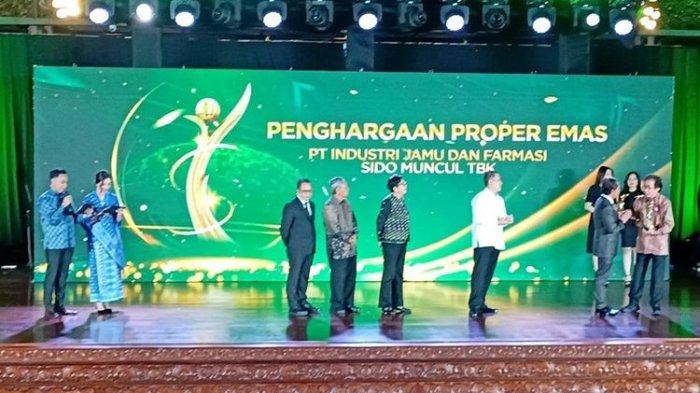 PROPER EMAS - PT Industri Jamu dan Farmasi Sido Muncul menerima penghargaan Proper Emas 2024 dari Kementerian Lingkungan Hidup di Jakarta, Senin (24/2/2025). Penghargaan tersebut merupakan yang kelima secara berturut-turut sejak 2020.