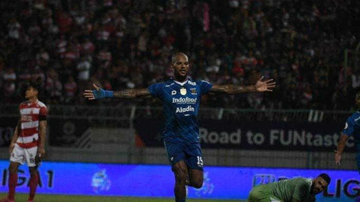 David da Silva (kanan) dan Ciro Alves (kiri) melakukan selebrasi setelah mencetak gol untuk keunggulan Persib Bandung atas Madura United di Stadion Gelora Bangkalan pada final Leg II Championship Series Liga 1, Jumat (31/5/2024).