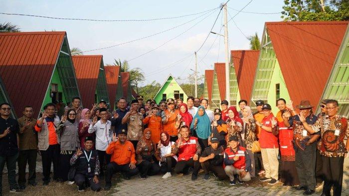 Simbolis penyerahan bantuan oleh Area Manager Communication, & Relations & CSR PT KPI RU IV, Cecep Supriyatna kepada Pj Bupati Cilacap, Yunita Dyah Suminar, Selasa (18/7/2023).