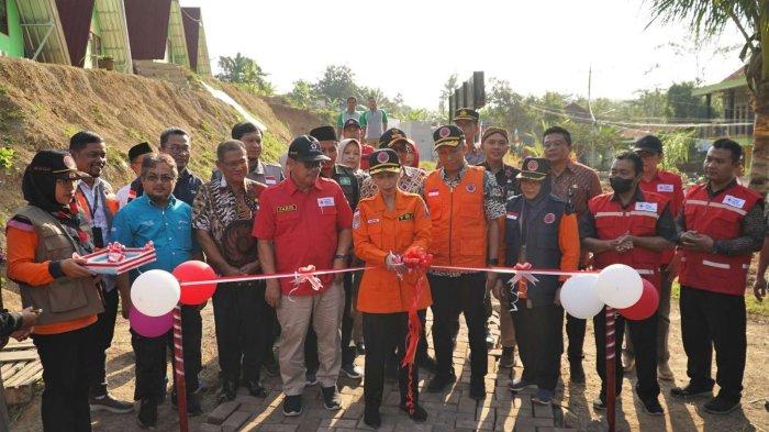 Simbolis penyerahan bantuan oleh Area Manager Communication, & Relations & CSR PT KPI RU IV, Cecep Supriyatna kepada Pj Bupati Cilacap, Yunita Dyah Suminar, Selasa (18/7/2023).
