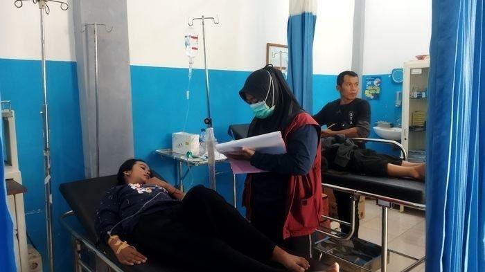 Siswa yang mengalami keracunan massal saat menjalani perawatan di Puskesmas Saguling, Kamis (28/9/2023).