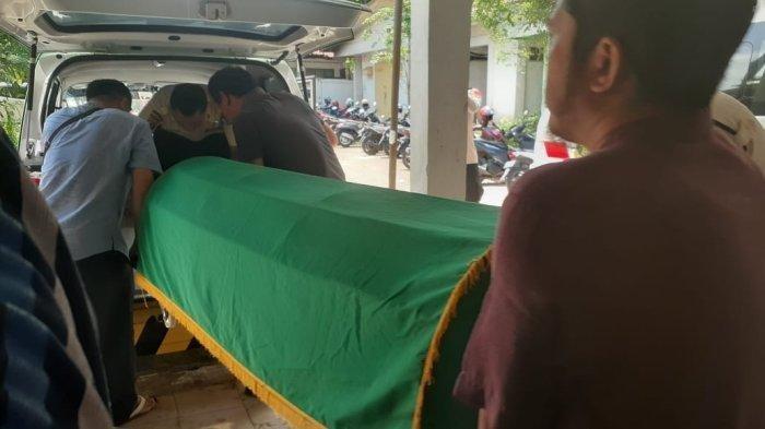 Keranda mayat korban siswi SMAN 1 Cisaat yang meninggal dunia saat ikuti seleksi Paskibraka dibawa dari Kamar Jenazah RSUD Palabubanratu ke ambulans untuk dibawa ke rumah duka, Jumat (19/4/2024).