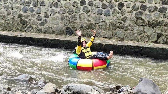Pengunjung sedang menyusuri sungai di Sitalang River Tubing, Sabtu (2/7/2022). 