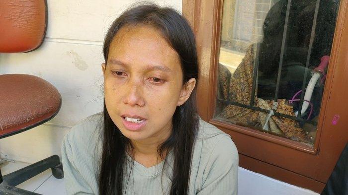 Siti Anita, warga Kampung Gunungsari Bedeng, Kelurahan Pekiringan, Kecamatan Kesambi, Kota Cirebon sedang meluapkan penyesalannya atas perlakuannya terhadap sang anak, Arya Randi Pratama (13).