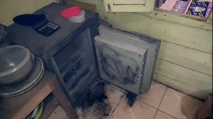Brankas di rumah Siti Muawanah (46) di Dukuh Puluhan RT 1 RW 5, Desa Sokopuluhan, Kecamatan Pucakwangi, Kabupaten Pati, yang dikuras oleh perampok, Senin (3/6/2024).